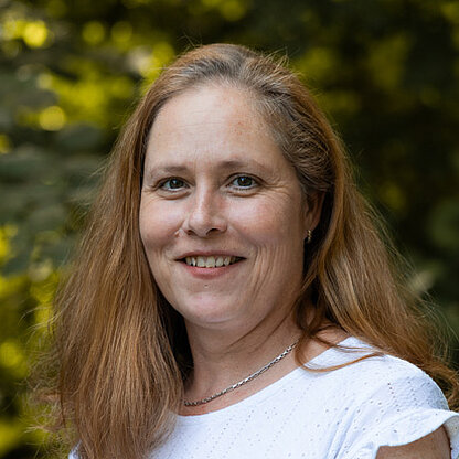 Mitarbeiterfoto vor grünem Hintergrund