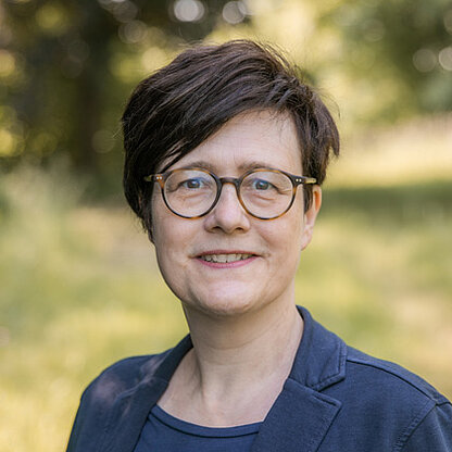 Mitarbeiterfoto vor grünem Hintergrund