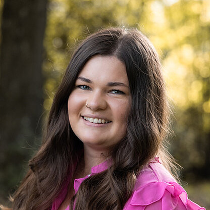 Mitarbeiterfoto vor grünem Hintergrund