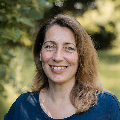 Mitarbeiterfoto vor grünem Hintergrund