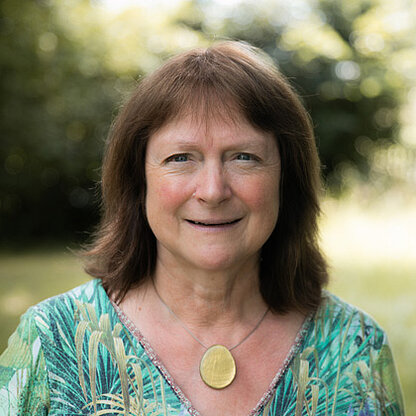 Mitarbeiterfoto vor grünem Hintergrund