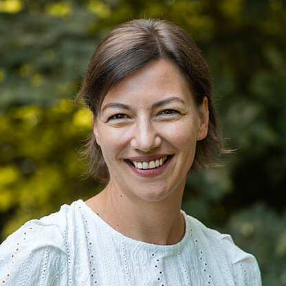 Mitarbeiterfoto vor grünem Hintergrund