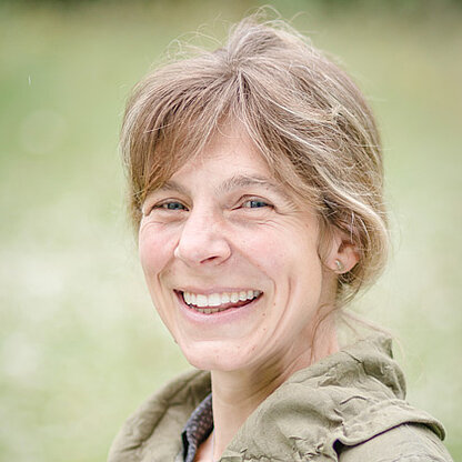 Mitarbeiterfoto vor grünem Hinterrgund