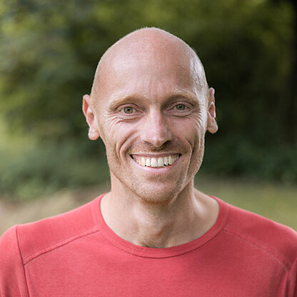 Mitarbeiterfoto vor grünem Hintergrund